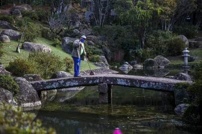 PORTO ALEGRE, RS, BRASIL - 11.06.2021 - Praça Shiga, um oásis escondido entre duas das mais movimentadas avenidas da zona norte. Ela tem um lago, uma pequena cascata e lindos jardins, escondida entre duas das avenidas mais movimentadas de POA. Ela tem uma história legal, presente do governo japonês, feita por um arquiteto japonês em 1983. Na foto, Adilson Moura da silveira. (Foto: Jefferson Botega/Agencia RBS)Indexador: Jefferson Botega<!-- NICAID(14807010) -->