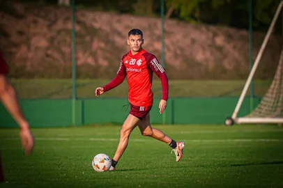 Aránguiz volta a treinar e pode reforçar o Inter contra o Delfín<!-- NICAID(15782592) -->