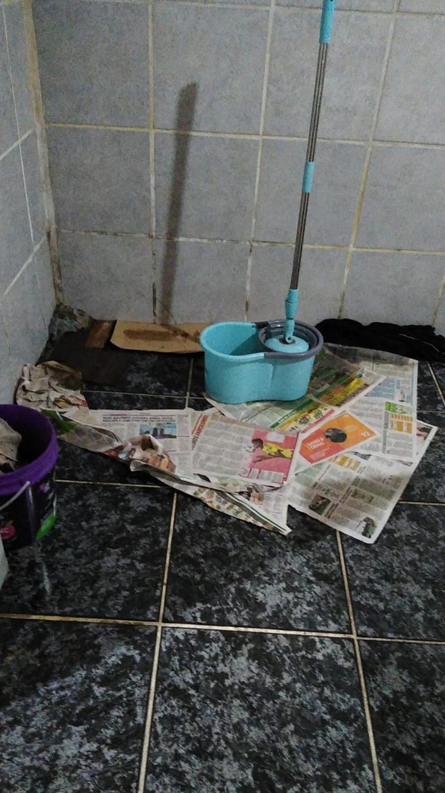 A trabalhadora doméstica Eva Teresinha Teixeira da Silva, 62 anos, moradora do bairro Restinga Nova, enfrenta desde o dia 5 de novembro um vazamento de esgoto dentro da sua residência.<!-- NICAID(14936398) -->