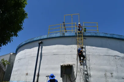 Em Caxias do Sul, pode haver falta de água em alguns bairros da cidade na segunda (28) e terça-feira (29), em decorrência da nova etapa de limpeza e desinfecção de reservatórios de água de grande porte, realizada pelo Serviço Autônomo Municipal de Água e Esgoto (Samae).<!-- NICAID(16024104) -->