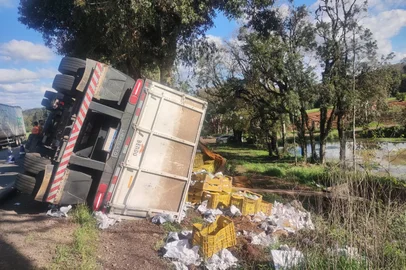 Trânsito na RS-324 em Marau terá bloqueio para remoção de carreta tombada<!-- NICAID(16120871) -->