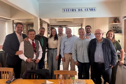 PORTO ALEGRE, RS, BRASIL - 05/11/2025 - Lideranças do PDT em reunião com Carlos Lupi e Juliana Brizola (Foto: Facebook/Juliana Brizola/Reprodução)<!-- NICAID(16161551) -->