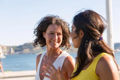 Happy female friends walking on promenadeHappy female friends walking on promenade and chatting. Two women meeting outdoors, talking and laughing. Female friendship conceptFonte: 286470915<!-- NICAID(15017361) -->