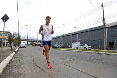 CAXIAS DO SUL, RS, BRASIL, 06/08/2025. Arthur Silva, de 20 anos, começou a correr há quatro meses. Ex-jogador das categorias de base, atualmente, concilia os treinos com o trabalho em uma academia e os estudos no quarto semestre de Educação Física. A corrida entrou em sua vida como uma alternativa para manter a forma física e até salvá-lo de uma possível depressão após a frustração com o futebol. (Porthus Junior/Agência RBS)Indexador: Porthus JUNIOR<!-- NICAID(16095929) -->