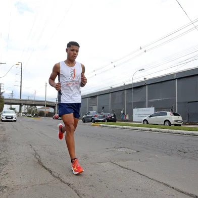 CAXIAS DO SUL, RS, BRASIL, 06/08/2025. Arthur Silva, de 20 anos, começou a correr há quatro meses. Ex-jogador das categorias de base, atualmente, concilia os treinos com o trabalho em uma academia e os estudos no quarto semestre de Educação Física. A corrida entrou em sua vida como uma alternativa para manter a forma física e até salvá-lo de uma possível depressão após a frustração com o futebol. (Porthus Junior/Agência RBS)Indexador: Porthus JUNIOR<!-- NICAID(16095929) -->