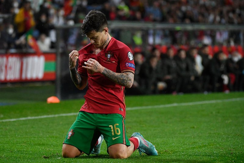 Portugal's midfielder Otavio Monteiro looks at his jersey during the World Cup 2022 qualifying final first leg football match between Portugal and North Macedonia at the Dragao stadium in Porto on March 29, 2022. (Photo by MIGUEL RIOPA / AFP)Editoria: SPOLocal: PortoIndexador: MIGUEL RIOPASecao: soccerFonte: AFPFotógrafo: STR<!-- NICAID(15261442) -->