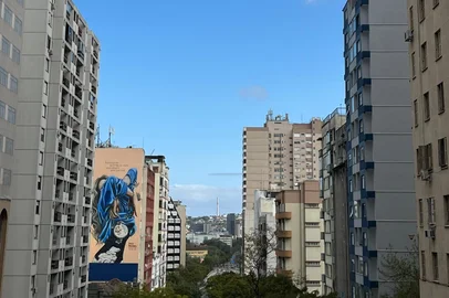 céu azul voltou a porto alegre depois da fumaça das queimadas em setembro de 2024<!-- NICAID(15866851) -->