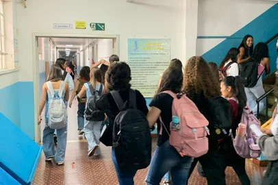 Proibição de celulares, altas temperaturas e turno integral marcam volta às aulas em Passo Fundo<!-- NICAID(15975487) -->