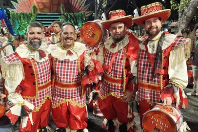 O geólobo bento-gonçalvense Rodrigo Alberti desfilou pela Escola Estácio de Sá, sendo um dos músicos da bateria.<!-- NICAID(15987095) -->