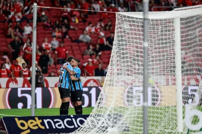PORTO ALEGRE, RS, BRASIL, 21-09-2025: Em jogo válido pela 24ª rodada do Brasileirão, o Grenal 448 iniciou com uma carga extra de tensão com os dois treinadores ameaçados de perderem seus cargos.  No primeiro turno, o resultado foi 1 a 1 na Arena. Foto: André Ávila/Agência RBSIndexador: Andre Avila<!-- NICAID(16129879) -->