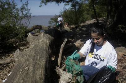 PORTO ALEGRE, RS, BRASIL, 20-11-2025: Voluntária Ariane Santos durante caminhada e ação de limpeza na orla do Guaíba, no bairro Belém Novo. O evento #LIMPEOLAGOGUAÍBA chega à quarta edição, promovendo a valorização e a preservação do Lago Guaíba, com ações de limpeza, educação ambiental e atividades esportivas na orla da zona sul da cidade. Foto: Mateus Bruxel/Agência RBSIndexador: MATEUS BRUXEL<!-- NICAID(16171313) -->