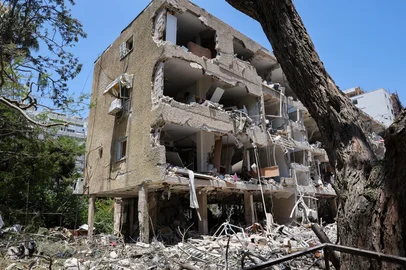 This picture shows a destroyed building at the site of an Iranian strike that hit a residential neighbourhood in the Ramat Aviv area in Tel Aviv on June 22, 2025. At least 16 people were hurt and at least one impact was reported in central Israel after Iran launched two waves of missiles at the country following the US bombing of its nuclear sites, rescue services and reports said. (Photo by Jack GUEZ / AFP)<!-- NICAID(16064912) -->