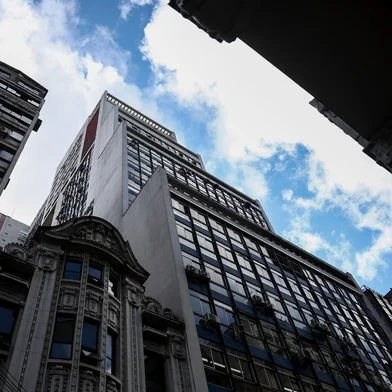 PORTO ALEGRE, RS, BRASIL, 15-08-2025: Posto de prédio mais alto de Porto Alegre que por 60 anos foi do Edifício Santa Cruz está ameaçado por novos projetos que já estão aprovados. Foto: Jonathan HEckler/Agência RBS<!-- NICAID(16102588) -->