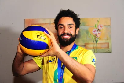 CAXIAS DO SUL, RS, BRASIL, 30/06/2021. Jogador de vôlei do Cruzeiro, o caxiense Fernando Cachopa (levantador), foi convocado para a Seleção Masculina de Vôlei que irá disputar as Olimpíadas de Tóquio em julho 2021. (Porthus Junior/Agência RBS)<!-- NICAID(14822426) -->