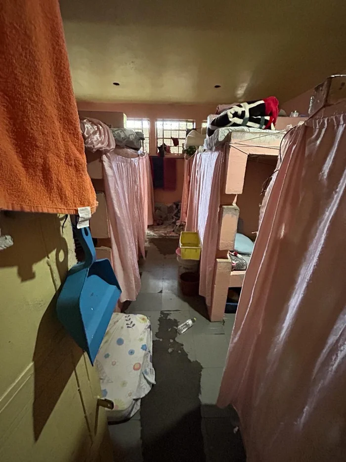 O espaço conta com camas e colchões no chão 