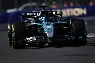 MONTREAL, QUEBEC - JUNE 14: George Russell of Great Britain driving the (63) Mercedes AMG Petronas F1 Team W16 on track during qualifying ahead of the F1 Grand Prix of Canada at Circuit Gilles-Villeneuve on June 14, 2025 in Montreal, Quebec.   Minas Panagiotakis/Getty Images/AFP (Photo by Minas Panagiotakis / GETTY IMAGES NORTH AMERICA / Getty Images via AFP)<!-- NICAID(16059868) -->
