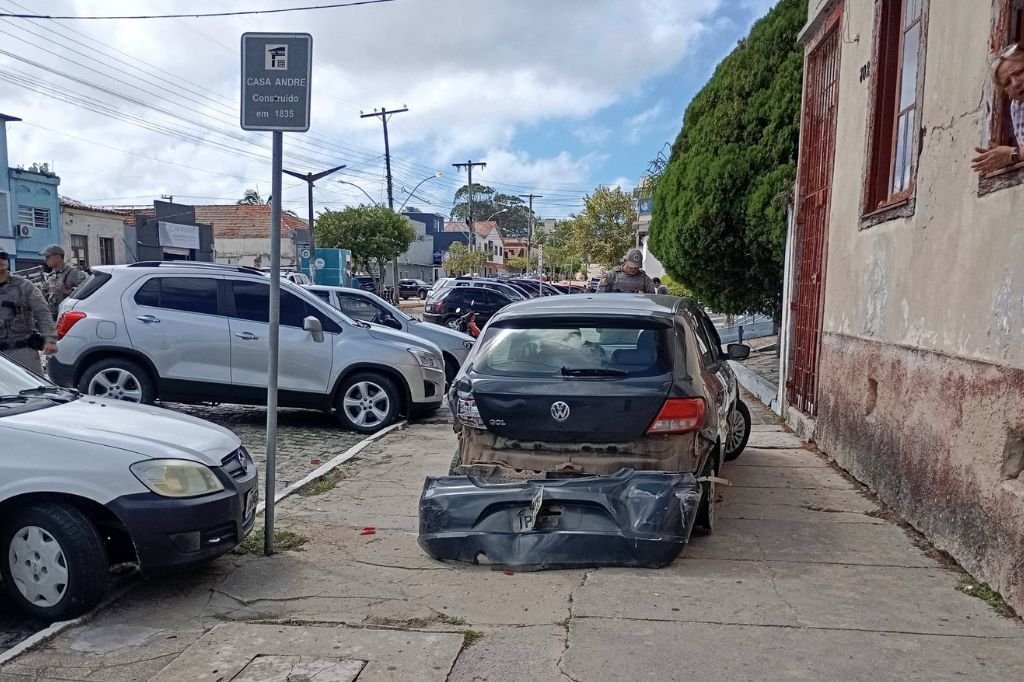 Motorista perde controle ao dar r&eacute; e provoca acidente no Centro de S&atilde;o Jos&eacute; do Norte