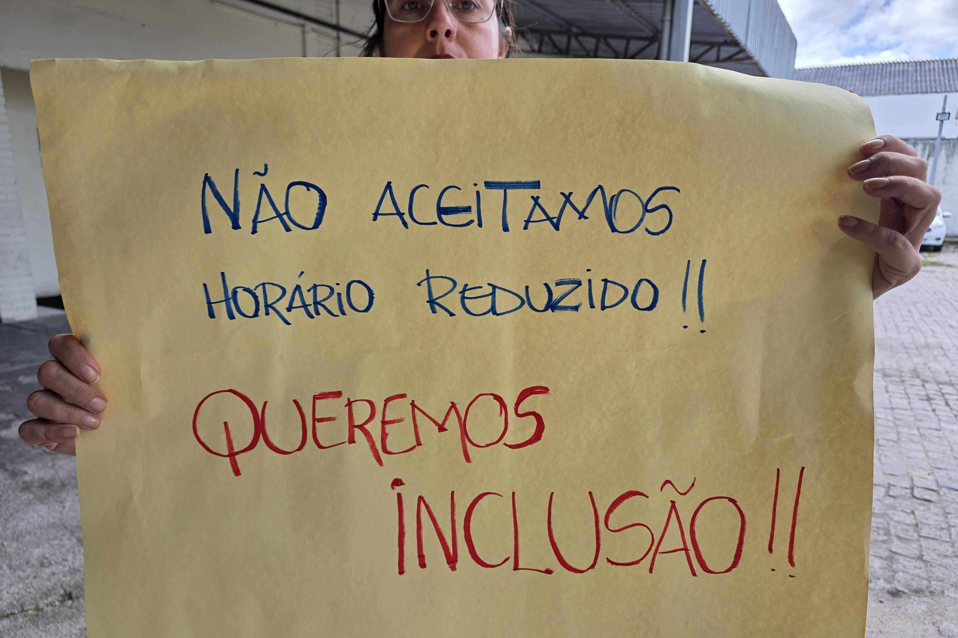 Fam&iacute;lias cobram professores auxiliares para crian&ccedil;as com defici&ecirc;ncia na rede municipal de Pelotas