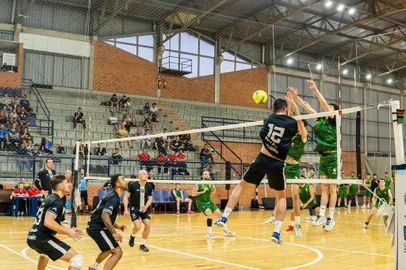 Após um domingo de disputadas acirradas, o Circuito Sesc/Prefeitura de Caxias do Sul de Vôlei definiu os campeões de 2023. Na categoria feminina a Cia do Vôlei levou a melhor sobre a BE8/UPF, por dois sets a um. O placar se repetiu na modalidade masculina, deixando a taça para a PB Voleibol, que venceu a Feevale. O campeonato, que iniciou em maio, teve três etapas classificatórias, com a participação de 31 equipes, de 14 diferentes cidades gaúchas. Ao todo, foram 120 jogos que levaram à final, que ocorreu no Ginásio Poliesportivo da Universidade de Caxias do Sul (UCS).<!-- NICAID(15543650) -->