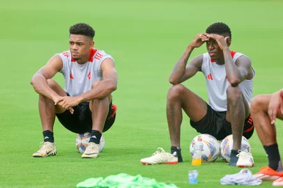 Os zagueiros Victor Gabriel (E) e Vitão em treino do Inter no CT Parque Gigante.<!-- NICAID(15962740) -->