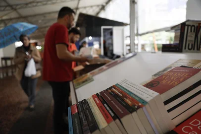 Jeff Botega / Agencia RBS Porto Alegre, RS — Últimos preparativos na Praça da Alfândega para a abertura da 71ª Feira do Livro de Porto Alegre, que começa nesta sexta-feira e deve atrair milhares de visitantes ao centro da capital.Indexador: jeff botega<!-- NICAID(16157243) -->