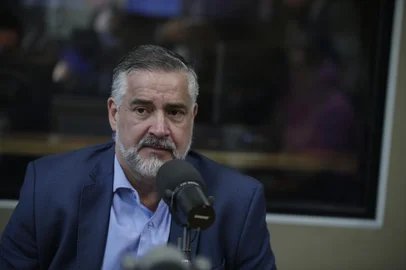 30/11/2023 - PORTO ALEGRE, RS, BRASIL - O ministro-chefe da Secretaria de Comunicação da Presidência da República, Paulo Pimenta, no programa Gaúcha Atualidade, da Rádio Gaúcha. FOTO: LAURO ALVES, AGÊNCIA RBS<!-- NICAID(15612738) -->
