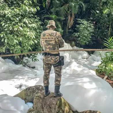 Um caminhão que transportava ácido sulfônico tombou e pegou fogo enquanto trafegava pela rodovia SC-418, na serra Dona Francisca, em Joinville, na manhã desta segunda-feira (29). O produto, usado na fabricação de detergentes e outros produtos de limpeza, vazou e chegou ao rio Seco, que deságua no rio Cubatão.<!-- NICAID(15663963) -->