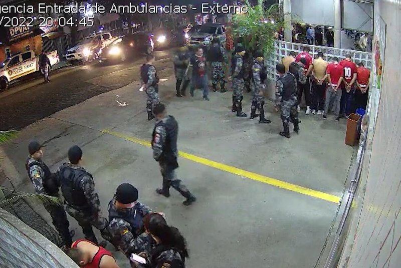 *A PEDIDO DE LUA HERNANDEZ* Imagens mostram chegada de torcedor do Brasil-Pel caminhando a hospital e depois levado em cadeira de rodas para atendimento - Foto: Reprodução<!-- NICAID(15111673) -->