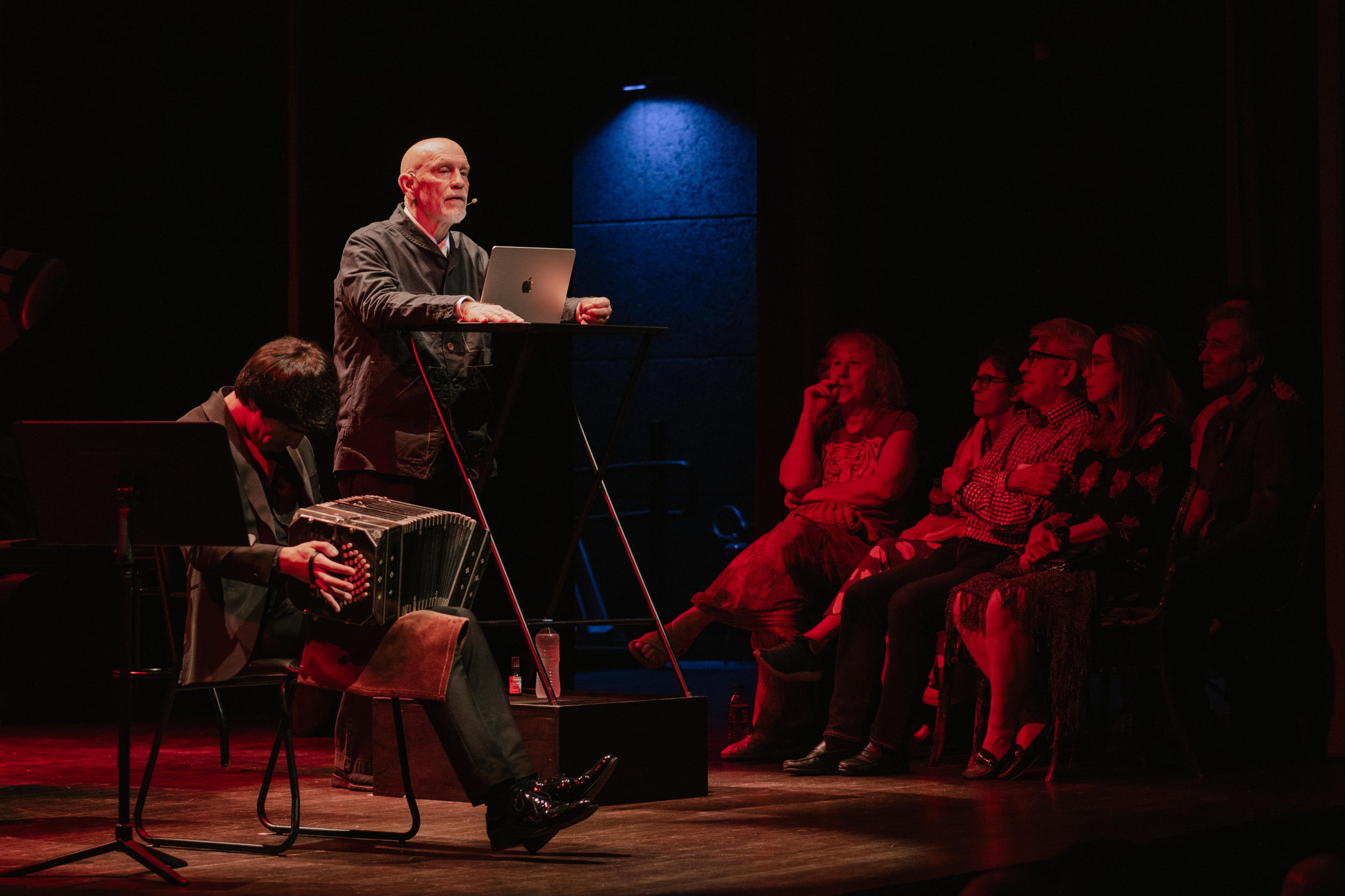 Cr&iacute;tica: John Malkovich coloca seu talento a servi&ccedil;o do espet&aacute;culo em noite hist&oacute;rica em Porto Alegre
