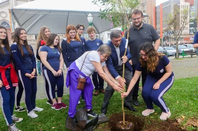 Mais de 1,2 mil mudas de árvores foram distribuídas à população caxiense nesta quinta-feira, 21 de setembro, Dia da Árvore. A abertura das atividades ocorreu pela manhã, na Praça Dante Alighieri, quando o prefeito Adiló Didomenico e o secretário do Meio Ambiente, João Uez, realizaram o plantio simbólico de duas tibouchinas. Eles estiveram acompanhados por alunos do Colégio São José.Ainda pela manhã foram plantadas mudas no Parque Getúlio Vargas (Macaquinhos), também com apoio de estudantes da mesma instituição de ensino. Ao 3º Grupo de Artilharia Antiaérea (3º GAAAe), no bairro Rio Branco, foram doadas 450 mudas, sendo 50 delas plantadas de forma simbólica com a presença do comandante da unidade, tenente-coronel Anderson dos Santos Alves.À tarde, o primeiro plantio ocorreu nas proximidades do pórtico de acesso ao distrito de Santa Lúcia do Piaí, com o líder comunitário Jorge Andreazza. Na Escolinha Infantil Estrelinha Brilhante cinco mudas passaram a ocupar o pátio por meio do trabalho das crianças, que participaram ativamente da atividade.Na Praça do Centro de Artes e Esportes Unificados (CEU), no bairro Cidade Nova, alunos das escolas municipais Érico Cavinatto e Nivaldo Kerscher plantaram outras 30 mudas. Além disso, professores e alunos da Universidade Estadual do RS (Uergs) e do Instituto Estadual de Educação Cristóvão de Mendoza participaram da programação do Dia da Árvore. Por volta das 17h, o coral infantil do Colégio São José fez uma apresentação na Praça Dante Alighieri, encerrando as atividades.As 1,2 mil mudas distribuídas acabaram antes das 16h, uma prova de que a população aderiu e está engajada em tornar nossa cidade um lugar melhor para se viver, avalia o secretário do Meio Ambiente. “Em meio a essa programação, estamos plantando mais de 5 mil mudas de araucárias no Monumento Natural Palanquinho, no distrito de Criúva, com o objetivo de, futuramente, tornar parte do parque um Santuário das Araucárias”, comenta João Uez.A ação prevista para ocorrer nesta quinta-feira no distrito de Fazenda Souza, junto à Escola Estadual Antônio Avelino Boff, foi transferida para outra data. Todas as 1,9 mil mudas de árvores doadas à comunidade e plantadas em parceria com entidades, além do plantio no Palanquinho, são provenientes de compensações ambientais.<!-- NICAID(15549077) -->