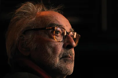 Swiss French New Wave director Jean-Luc Godard Godard looks on prior to receive the "Grand Prix Design" during the Swiss Federal Design Awards 2010 award ceremony on November 30, 2010 in Zurich. Godard who received an Oscar for his life's cinematic achievements last November 14, 2010 will mark his 80th birthday on December 3, 2010. AFP PHOTO / FABRICE COFFRINIEditoria: ACELocal: ZurichIndexador: FABRICE COFFRINISecao: CinemaFonte: AFPFotógrafo: STF<!-- NICAID(6362402) -->