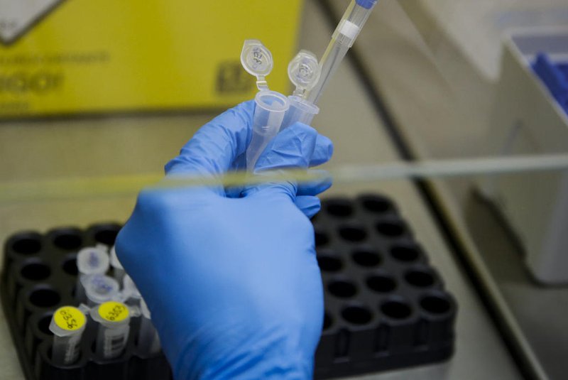 PORTO ALEGRE, RS, BRASIL, 26-01-2022:  Laboratorio de Biologia Molecular da Santa Casa realiza testes PCR. O professor de Infectologia da UFCSPA Alessandro Pasqualotto coordena o laboratorio. (Foto: Mateus Bruxel / Agencia RBS)Indexador: Mateus Bruxel<!-- NICAID(14999308) -->