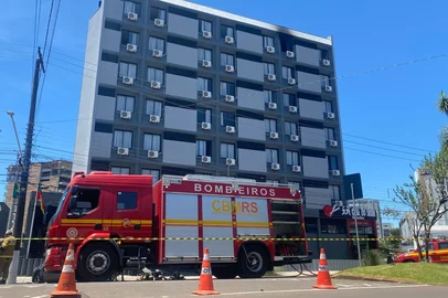 Homem morre em incêndio em hotel no centro de Erechim