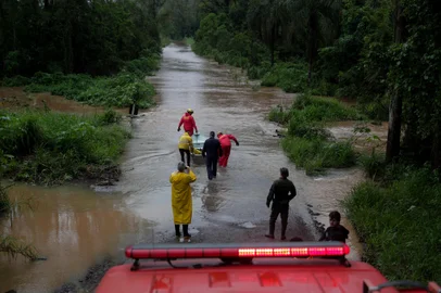 Barra do Ouro, RS, Brasil - Pessoas ficam ilhadas entre Maquiné e Barra do Ouro apos rio Maquiné transbordar e são resgatadas por bombeiros com auxílio de morador que possui um caminhão que era do exército. Fotos Jonathan Heckler<!-- NICAID(15551972) -->