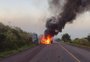 Carro pega fogo e motorista morre após acidente com quatro veículos na BR-158