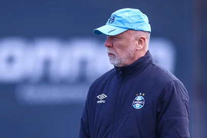 RS - FUTEBOL/ TREINO GREMIO 2025 - ESPORTES - Jogadores do Gremio realizam treino tÃ©cnico durante a manha desta quarta-feira, no CT Luiz Carvalho, na preparaÃ§Ã£o para a partida valida pelo Campeonato Brasileiro 2025. Na foto, Mano Menezes. FOTO: LUCAS UEBEL/GREMIO FBPA<!-- NICAID(16057813) -->