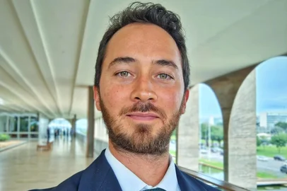 O ator Gabriel Falcão, protagonista da temporada de 2013 de Malhação, compartilhou nas redes sociais detalhes de sua nova rotina como diplomata no Palácio do Itamaraty, em Brasília. <!-- NICAID(16003202) -->