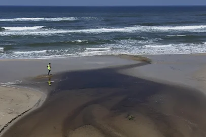 CAPÃO DA CANOA, RS, BRASIL, 17/01/2026: Moradores e veranistas reclamam de esgoto na Praia do Barco, em Capão da Canoa. Fotos: Duda Fortes/Agência RBS<!-- NICAID(16205973) -->