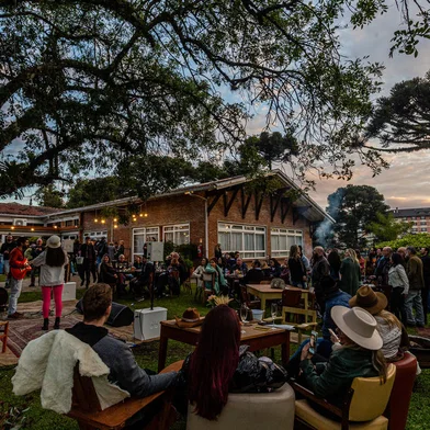 Grande Hotel Canela terá churrasco e tributo aos Beatles.Evento acontece dia 10 de junho com participação do assador profissional Fernando Schimanoski, o Shima.Os jardins icônicos do Grande Hotel Canela recebem dia 10 de junho, sábado, nova edição do Sunset Garden. Unindo gastronomia e música, o evento terá fogo de chão, parrilla e american BBQ preparados pelo assador profissional Fernando Schimanoski, o Shima, da marca De Los Galtchos, referência em churrasco de excelência na Serra Gaúcha.Além dos cortes nobres de carne, o cardápio inclui opções veganas e vegetarianas. A programação começa a partir do meio-dia no formato open food e open bar de chope, água e refrigerante até às 16h. Após, passa a valer a carta especial de bebidas e o cardápio de petiscos com custo conforme o consumo. Na programação musical, o Grande Hotel traz a Canela a banda porto-alegrense LiverPOA. Em sua estreia na Serra Gaúcha, os quatro integrantes irão apresentar seu repertório exclusivo em homenagem aos Beatles a partir das 13h30. Antes da atração principal, a dupla Cris e Margarida garante a trilha sonora a partir do meio-dia. <!-- NICAID(15428738) -->