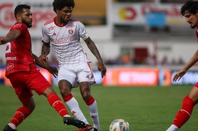 luiz adriano do inter contra o sao luiz de ijui