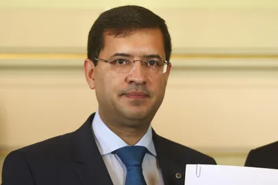 PORTO ALEGRE, RS, BRASIL - 10.02.2017: Na presença do ministro da Justiça em exercício, José Levi Mello do Amaral Jr., e do ministro chefe da Casa Civil, Eliseu Padilha, foi apresentado nesta sexta-feira (10), em cerimônia realizada no salão Alberto Pasqualini do Palácio Piratini, o Plano Nacional de Segurança Pública. Durante reunião com o governador José Ivo Sartori e o secretário estadual da Segurança Pública, Cezar Schirmer, também foi assinado o Pacto Federativo pela Segurança Pública. (FOTO: BRUNO ALENCASTRO/AGÊNCIA RBS)Indexador: Bruno Alencastro<!-- NICAID(12727698) -->