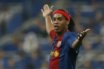 REAL MADRID-FC BARCELONA***VERSIÓN CORREGIDA***. CORRIGE FOTÓGRAFO ****MD97 - Madrid, 22/10/2006.- El jugador del FC Barcelona Ronaldinho protesta una acción del partido ante el Real Madrid, disputado hoy, domingo 22 de octubre, en el estadio Santiago Bernabéu, en Madrid. EFE/Juan Carlos Hidalgo Fonte: EFE Fotógrafo: Juan Carlos Hidalgo<!-- NICAID(1396383) -->