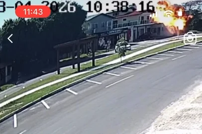 CAPÃO DA CANOA, RS, BRASIL, 03-04-2026: Quatro pessoas perdem a vida após queda de avião monomotor em Capão da Canoa, no litoral norte. A aeronave de pequeno porte decolou do aeroporto de Capão da Canoa e caiu na Av. Valdomiro Cândido dos Reis. (Fotos: Câmera de Segurança/Prefeitura de Capão da Canoa)<!-- NICAID(16258493) -->