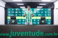 Meia Gabriel Pires é apresentado no Juventude.<!-- NICAID(16342429) -->