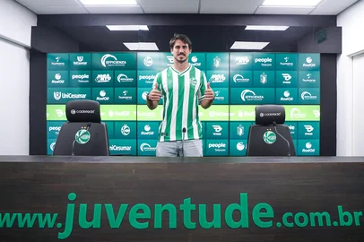 Meia Gabriel Pires é apresentado no Juventude.<!-- NICAID(16342429) -->