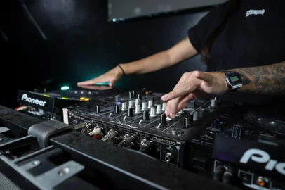 CAXIAS DO SUL, RS, BRASIL, 04/12/2024. A reportagem conversou com a DJ Beta Toledo para a pauta do Almanaque sobre a profissionalização na área. (Bruno Todeschini/Agência RBS)Indexador: Bruno Todeschini<!-- NICAID(15929076) -->