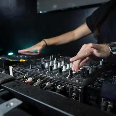 CAXIAS DO SUL, RS, BRASIL, 04/12/2024. A reportagem conversou com a DJ Beta Toledo para a pauta do Almanaque sobre a profissionalização na área. (Bruno Todeschini/Agência RBS)Indexador: Bruno Todeschini<!-- NICAID(15929076) -->