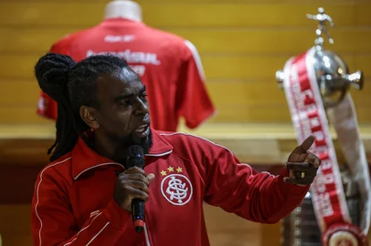 PORTO ALEGRE, RS, BRASIL, 14-08-2026: Em evento realizado no Museu do Inter, o ex-jogador Tinga apresenta movimento que conecta os 20 anos da Libertadores ao futuro do Internacional. A ação faz parte do projeto de financiamento coletivo do projeto de novo CT do Internacional. Foto: Renan Mattos/Grupo RBS<!-- NICAID(16345945) -->