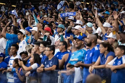 Torcida do Cruzeiro em jogo contra a Universidad Catolica<!-- NICAID(16268544) -->