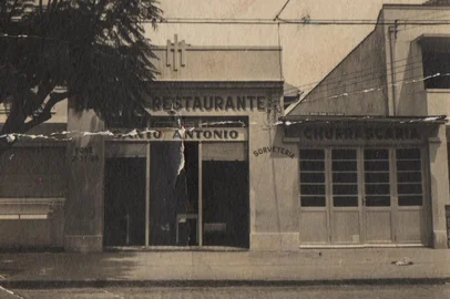 Restaurante e Churrascaria Santo Antônio. Desde 1935 na Rua Dr. Timóteo, em Porto Alegre.Fachada, provavelmente nos anos 1960<!-- NICAID(16034504) -->